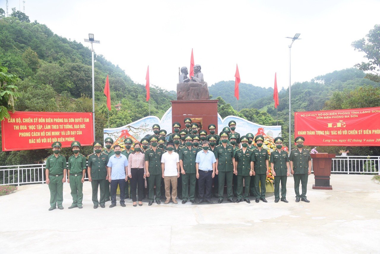 Lạng Sơn khánh thành Tượng đài &quot;Bác Hồ với chiến sỹ Biên phòng&quot;         - Ảnh 2.