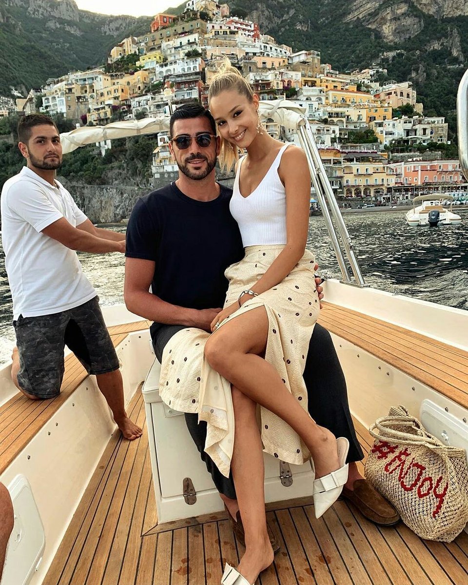 &quot;Bỏ bê&quot; cựu tuyển thủ Italia, người mẫu thả dóng sexy ở bãi biển - Ảnh 8.