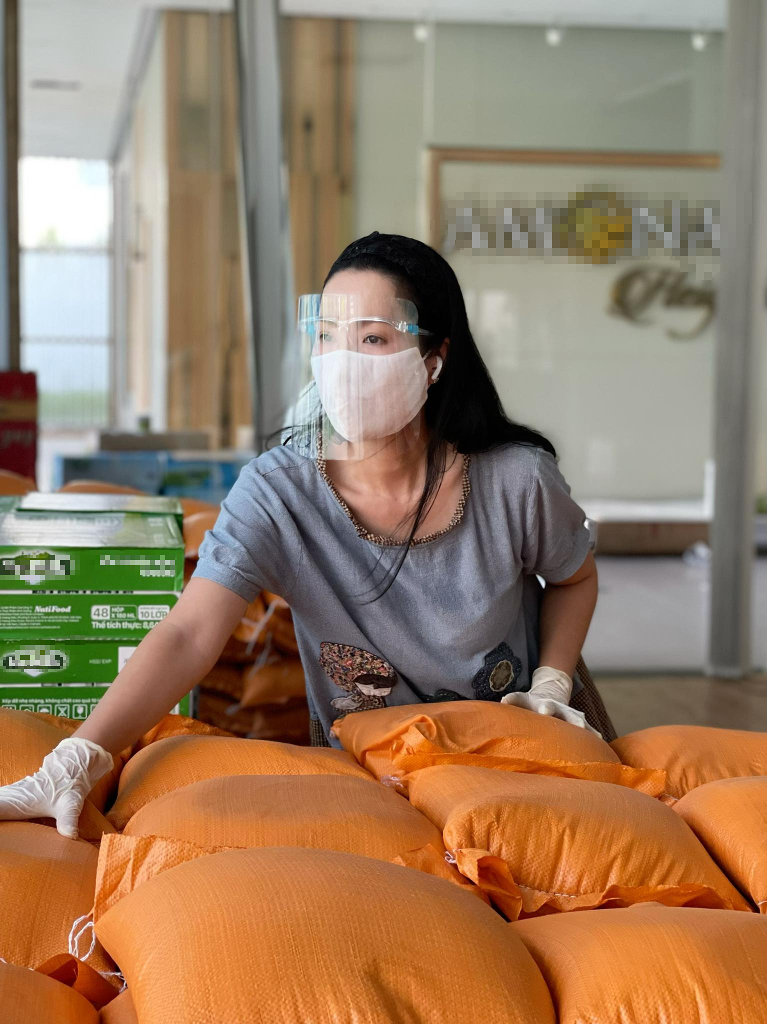 MC Quyền Linh &quot;tiếp lửa&quot; hỗ trợ 10 tấn gạo cho nhân viên sân khấu, nghệ sĩ nghèo ở TP.HCM - Ảnh 3.