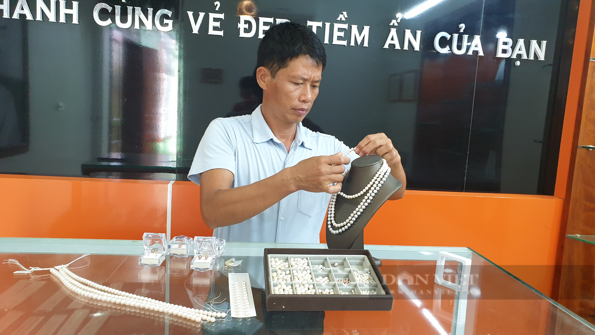 Ninh Bình:  Ngọc quý nằm đầy dưới đáy ao, mò lên bán mỗi viên nửa triệu, 7x kiếm tiền tỷ mỗi năm - Ảnh 1.