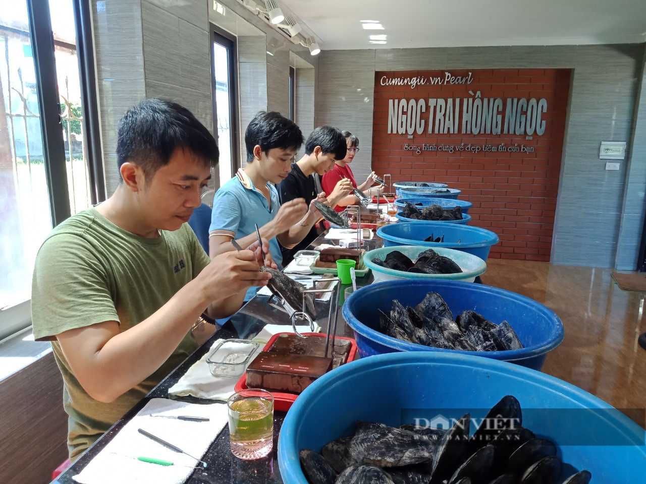 Ninh Bình:  Ngọc quý nằm đầy dưới đáy ao, mò lên bán mỗi viên nửa triệu, 7x kiếm tiền tỷ mỗi năm - Ảnh 7.
