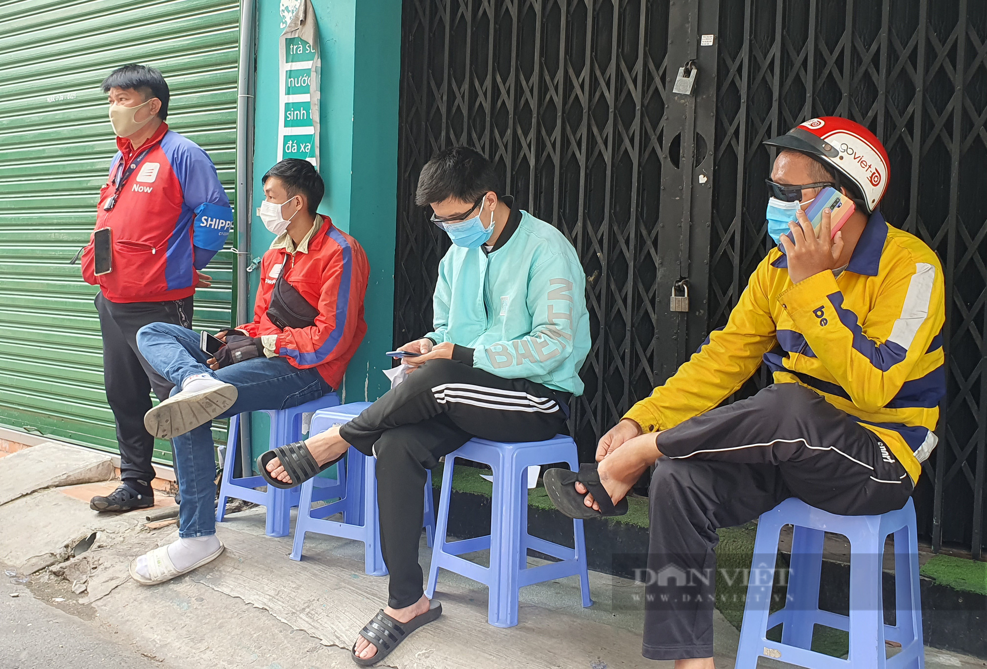 Chỗ nào cũng quá tải, TP.HCM đổi gấp phương án cho shipper tự xét nghiệm - Ảnh 1.