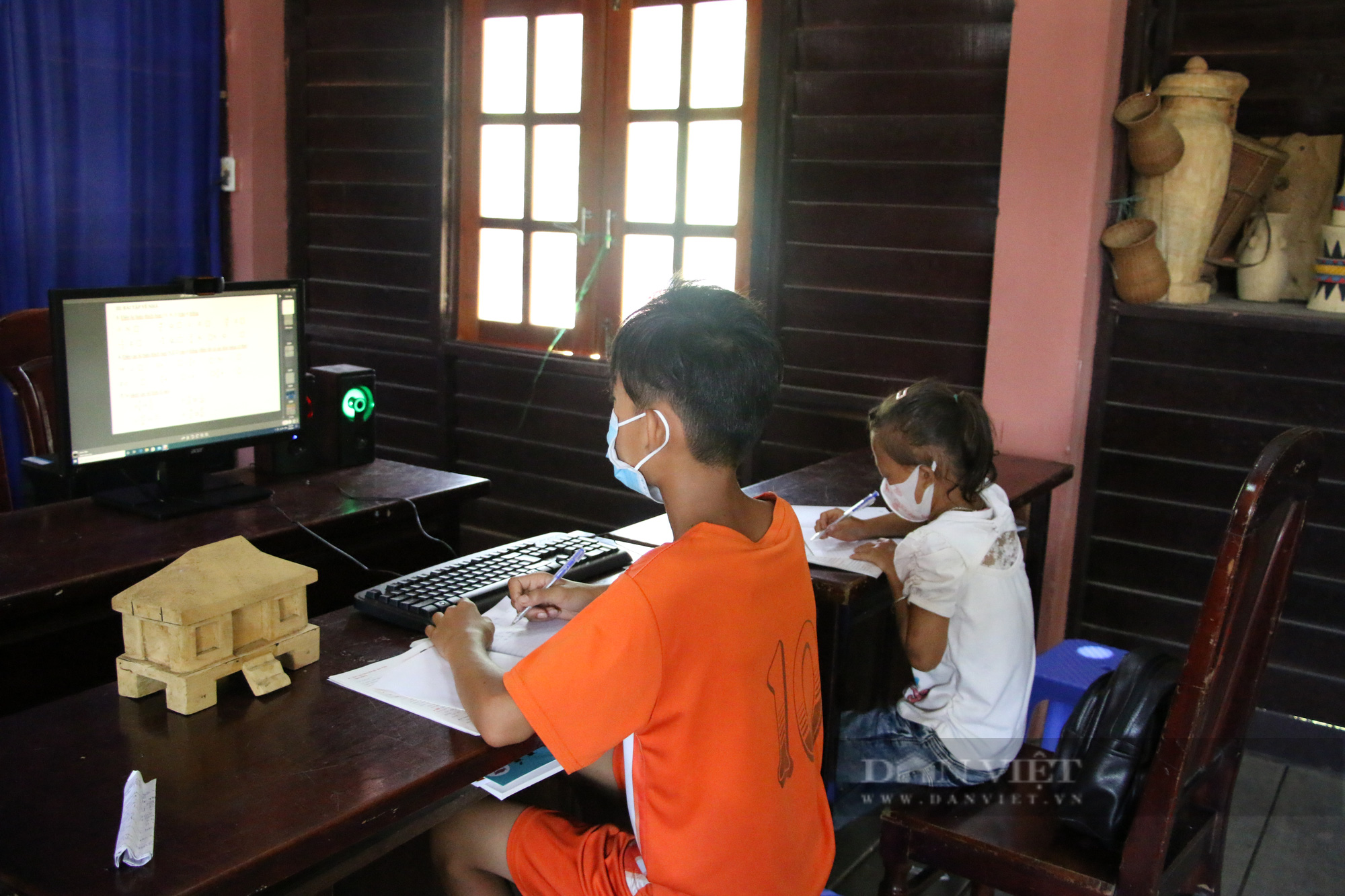 Đà Nẵng: Nhọc nhằn con chữ dưới mái nhà Gươl - Ảnh 2.