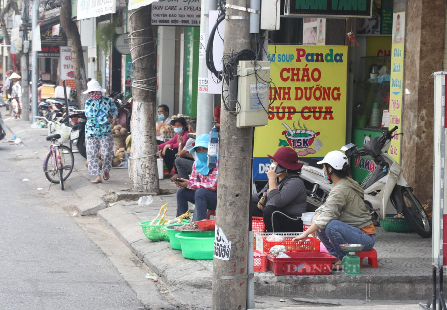 Đà Nẵng: Chợ truyền thống mở &quot;nhỏ giọt&quot;, chợ cóc tràn lan - Ảnh 4.