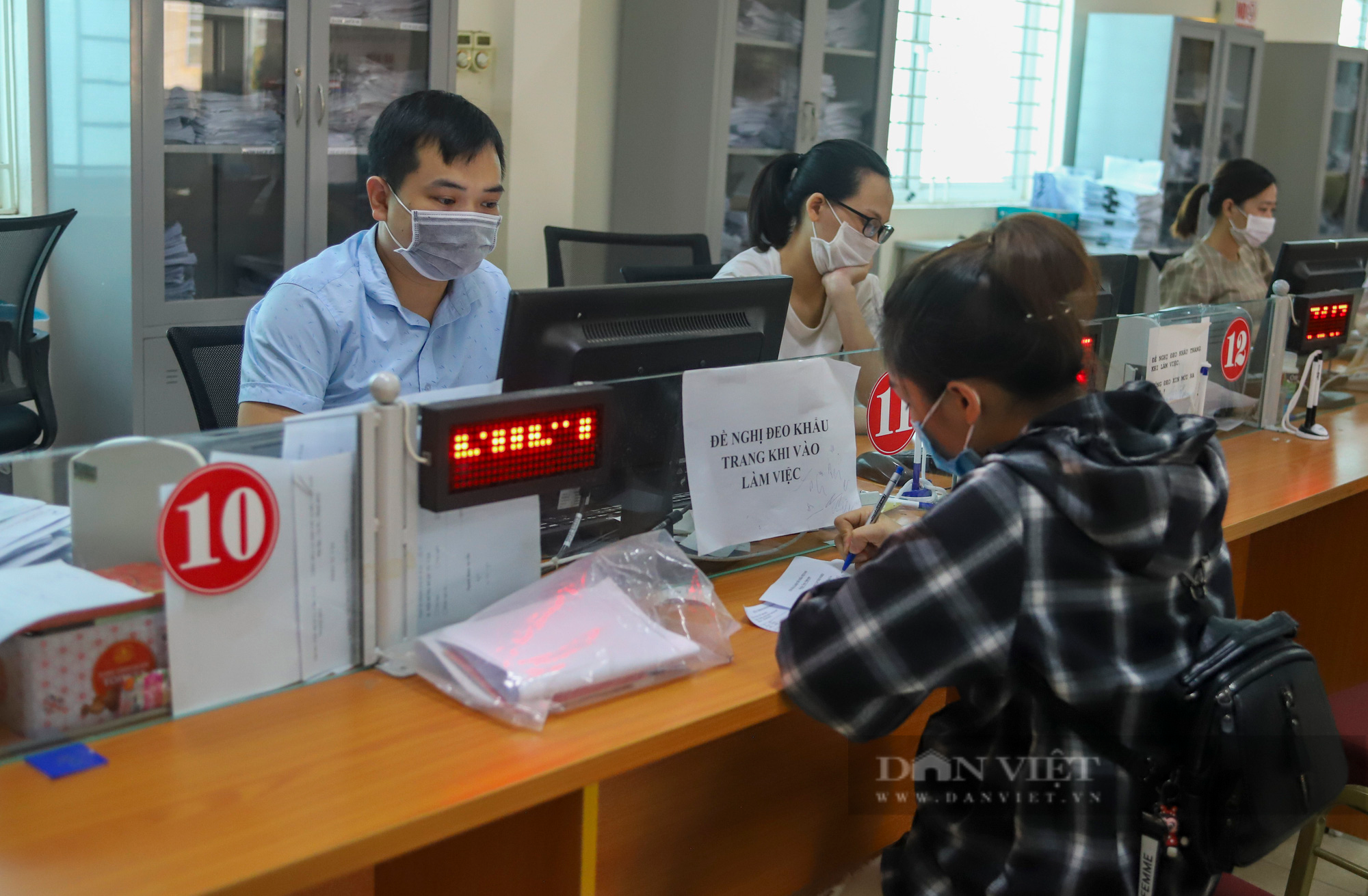 Lao động đang tạm dừng việc, nghỉ việc ở quê có thể liên hệ với BHXH địa phương để nhận hỗ trợ từ quỹ bảo hiểm thất nghiệp. Ảnh: N.T