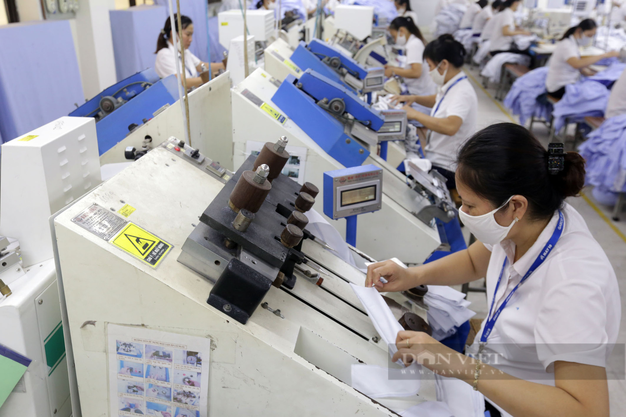 Lao động làm việc tại doanh nghiệp sẽ được doanh nghiệp thống kê, BHXH sẽ chi trả nguồn hỗ trợ từ quỹ bảo hiểm thất nghiệp qua tài khoản cho lao động. Ảnh: N.T (Công ty May 10).