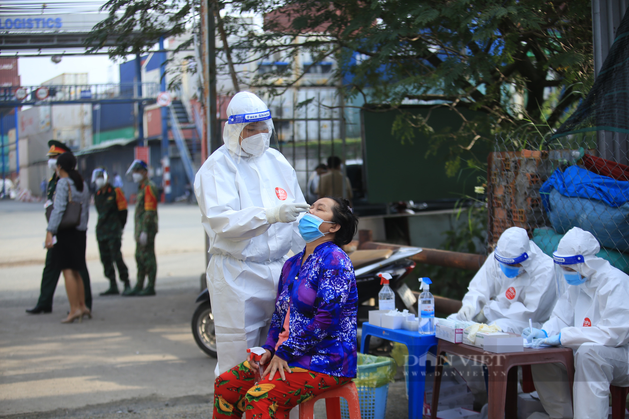 Người phụ nữ ở Bình Dương bị công an cùng dân phòng phá cửa, xông vào nhà cưỡng chế đi test Covid-19 cộng đồng - Ảnh 3.