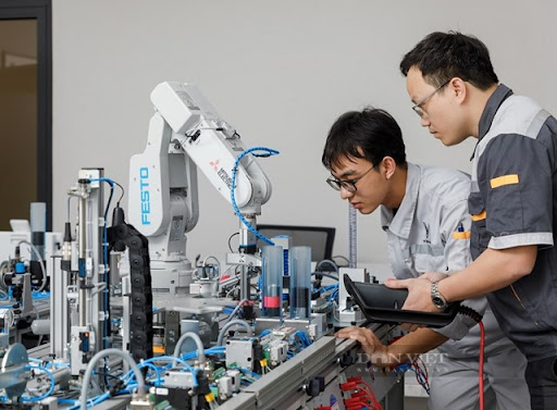 Dự thảo đề xuất tăng giờ làm thêm của tất cả các ngành lên 300 giờ/năm thay vì chỉ có một số công việc ngành hàng. Ảnh: N.T (Lao động làm ngành cơ điện tử)