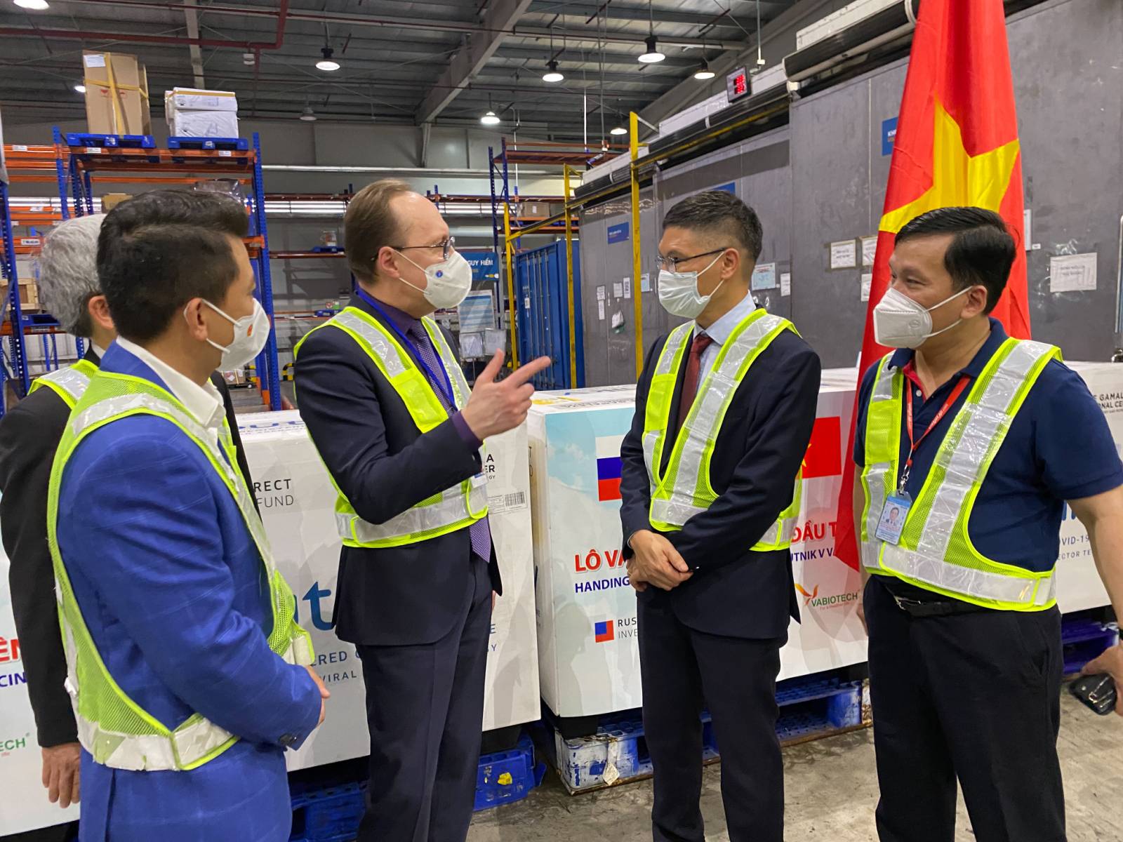 Việt Nam tiếp nhận lô vắcxin Sputnik V đầu tiên sau chuyến thăm Liên Bang Nga của Bộ trưởng Ngoại giao Bùi Thanh Sơn - Ảnh 2.