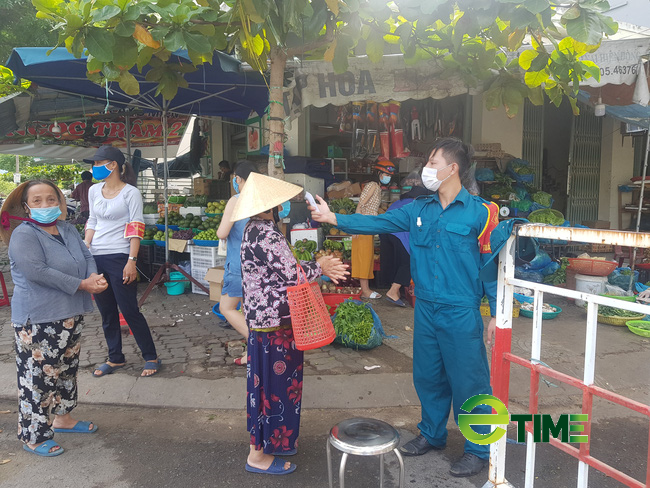 Đà Nẵng hỗ trợ mỗi hộ dân 500.0000 đồng kể cả hộ tạm trú, lao động thuê trọ, sinh viên - Ảnh 2. Đà Nẵng hỗ trợ mỗi hộ dân 500.0000 đồng kể cả hộ tạm trú, lao động thuê trọ, sinh viên - Ảnh 2.
