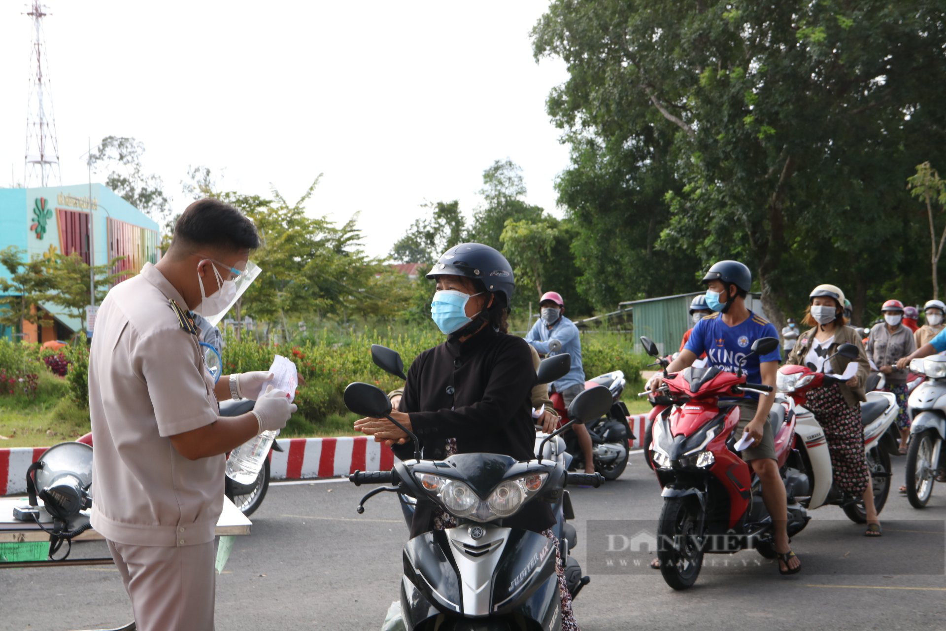 Bình Dương tạm ngưng áp dụng việc ra đường phải có Thẻ thông hành từ ngày 5/9 - Ảnh 1.