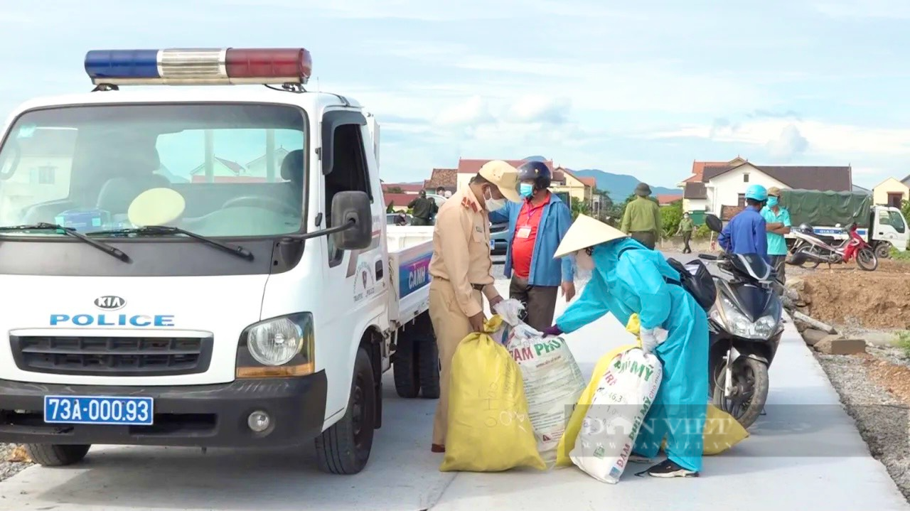 Công an Quảng Bình xuống đồng gặt lúa chở về tận nhà cho nông dân vùng phong tỏa - Ảnh 8.