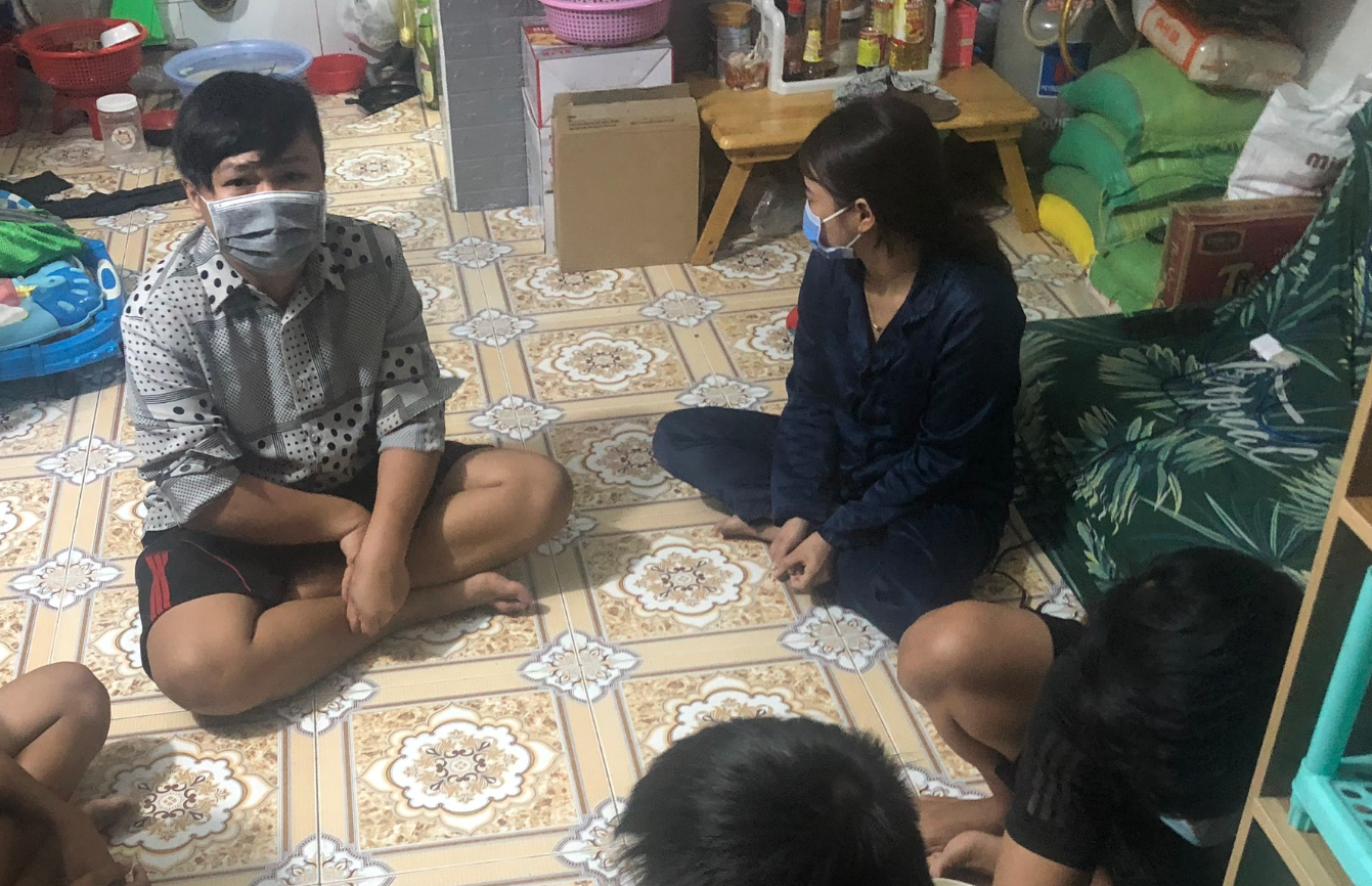 Đồng Nai: Xử phạt 5 đối tượng tụ tập đánh bài trong vùng phong tỏa - Ảnh 1.