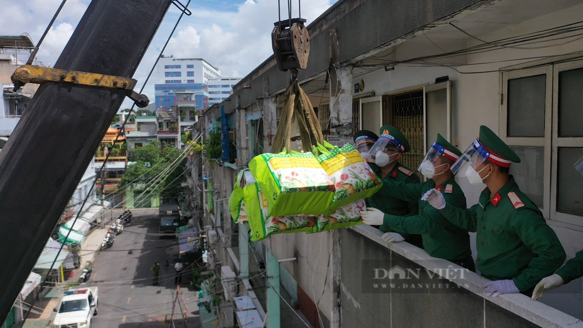 TP. HCM: Tiếp tế 900 túi quà cho người dân ở tầng cao bằng cần cẩu - Ảnh 8.