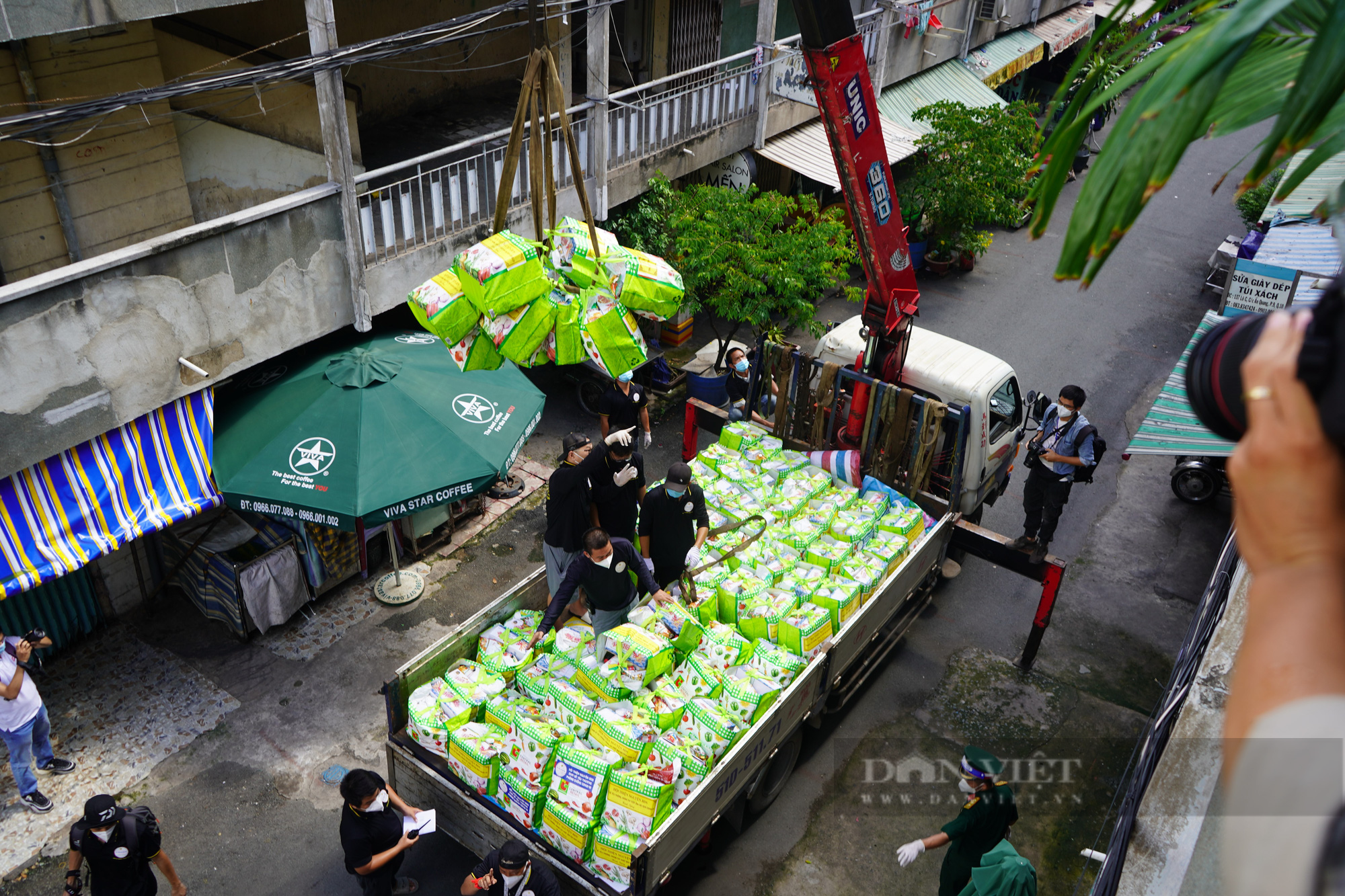 TP. HCM: Tiếp tế 900 túi quà cho người dân ở tầng cao bằng cần cẩu - Ảnh 2.