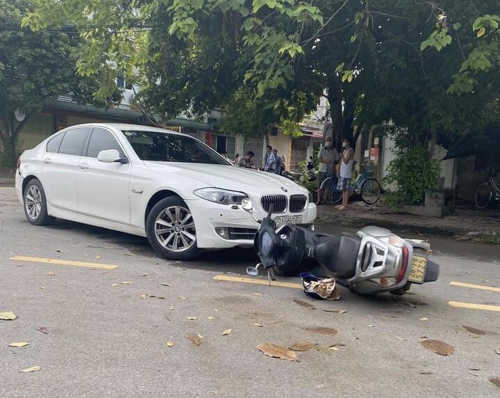 Hòa Bình: Lái ô tô có nồng độ cồn thông chốt kiểm dịch, nam thanh niên gây tai nạn giao thông - Ảnh 2. Hòa Bình: Lái ô tô có nồng độ cồn thông chốt kiểm dịch, nam thanh niên gây tai nạn giao thông - Ảnh 2.