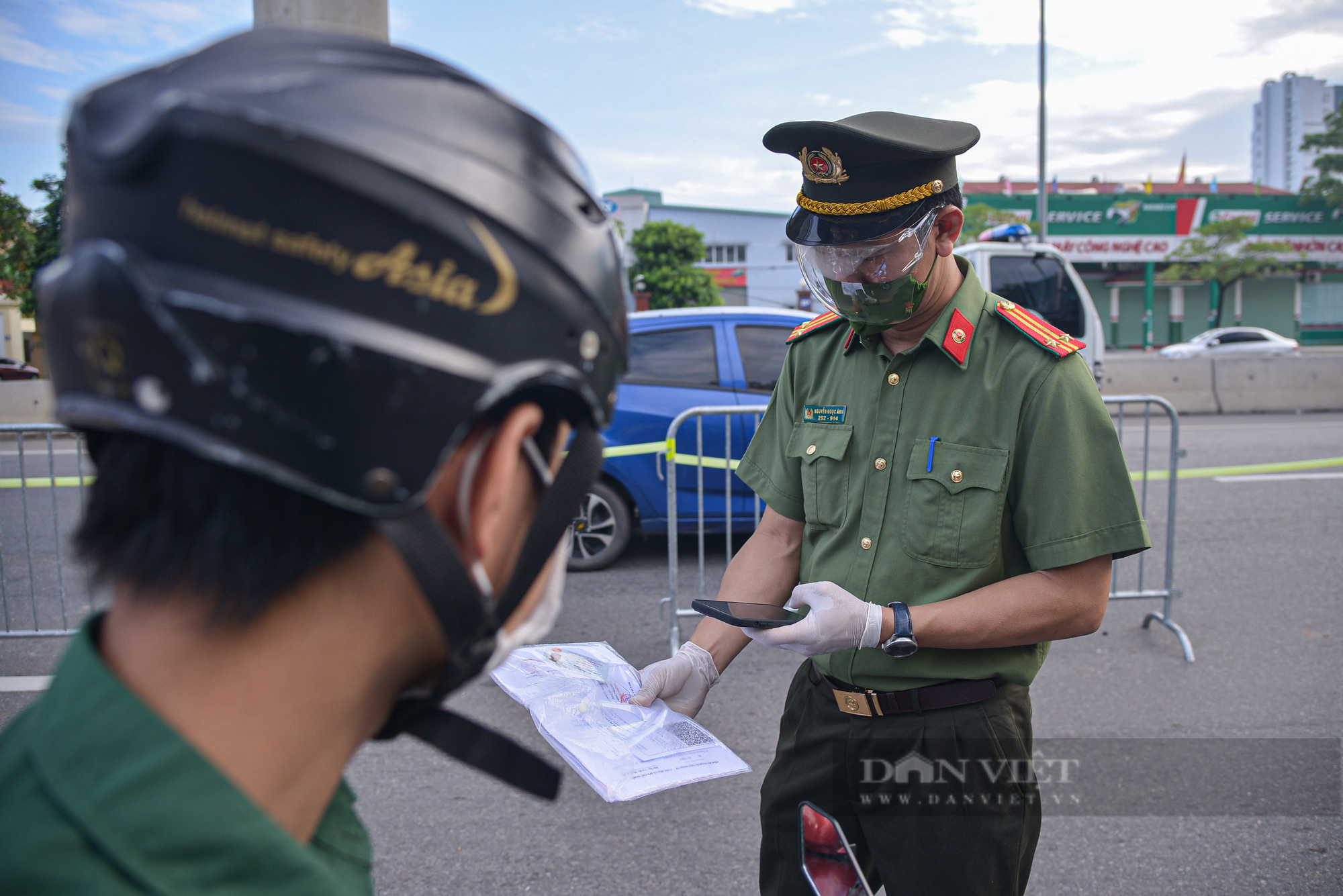 Cảnh sát lập chốt dài gần 1km kiểm tra, nhắc nhở người dân đi vào &quot;vùng đỏ&quot; - Ảnh 2.