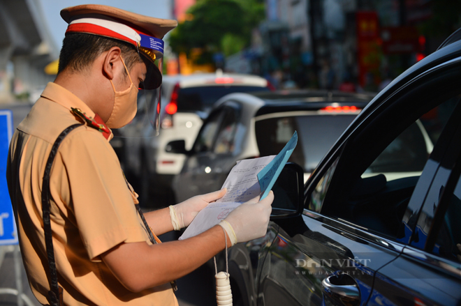 Chính sách giấy đi đường: Doanh nghiệp “hoa mắt”, chuyên gia chỉ “tử huyệt” - Ảnh 1.