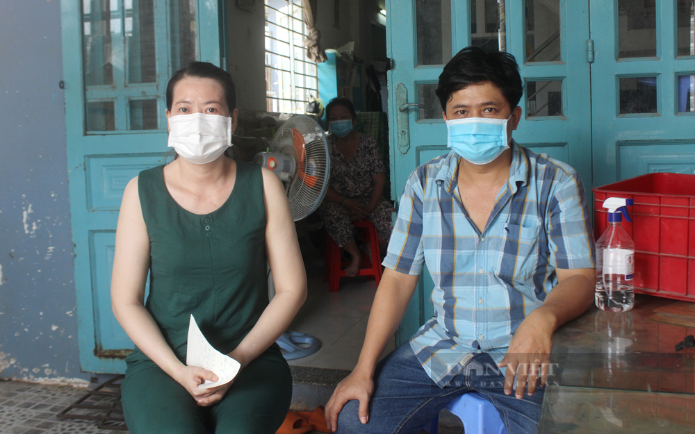 Vợ chồng anh Trần Quốc Thời và chị Tàu Ngọc Hồng ở tổ 41, ấp Thới Tứ 2 (xã Thới Tam Thôn). Ảnh: Nguyên Vỹ