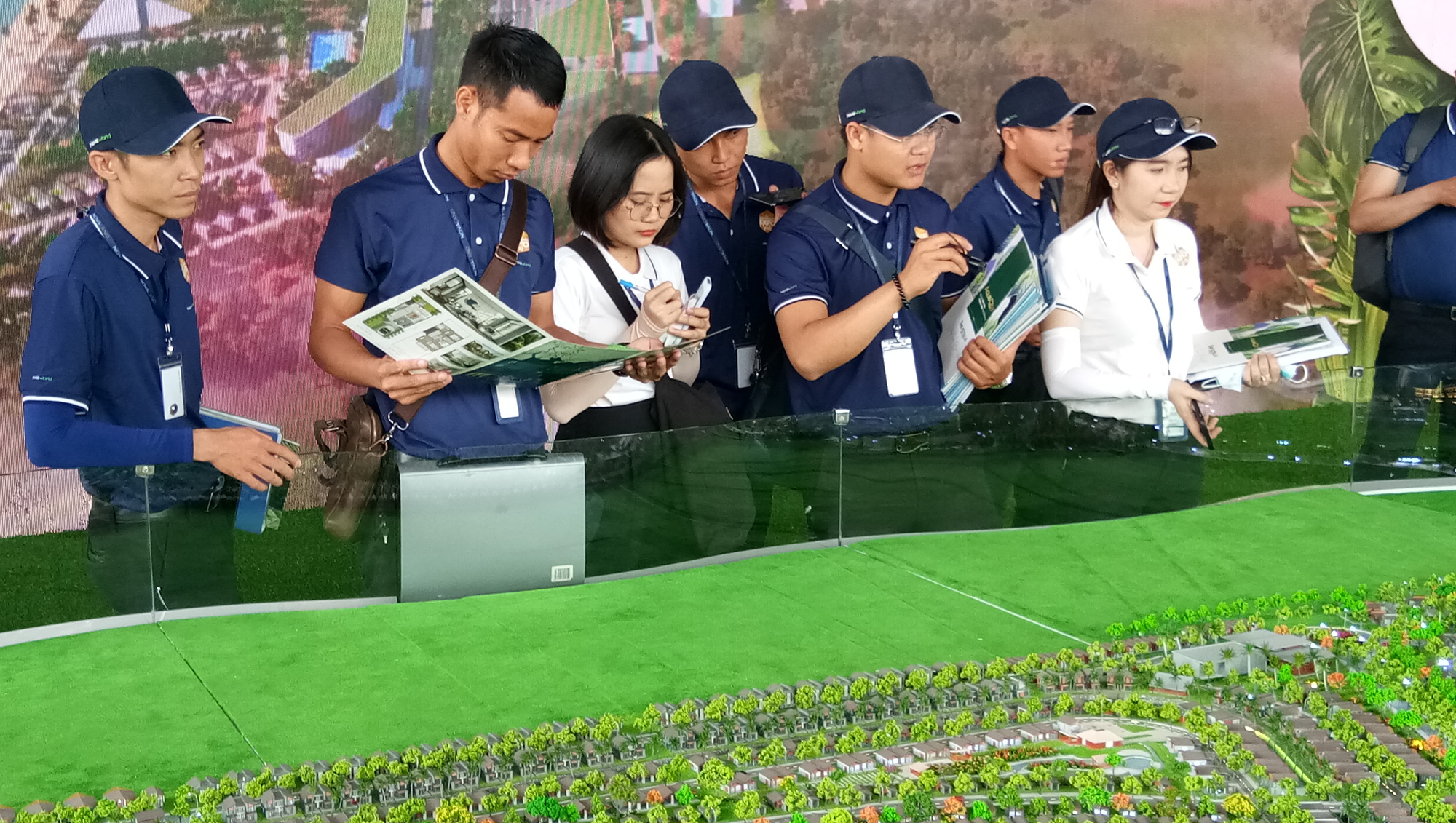 Doanh nghiệp bất động sản liên tục phát hành trái phiếu để “gom” đất, chuyên gia cảnh báo nóng - Ảnh 4.