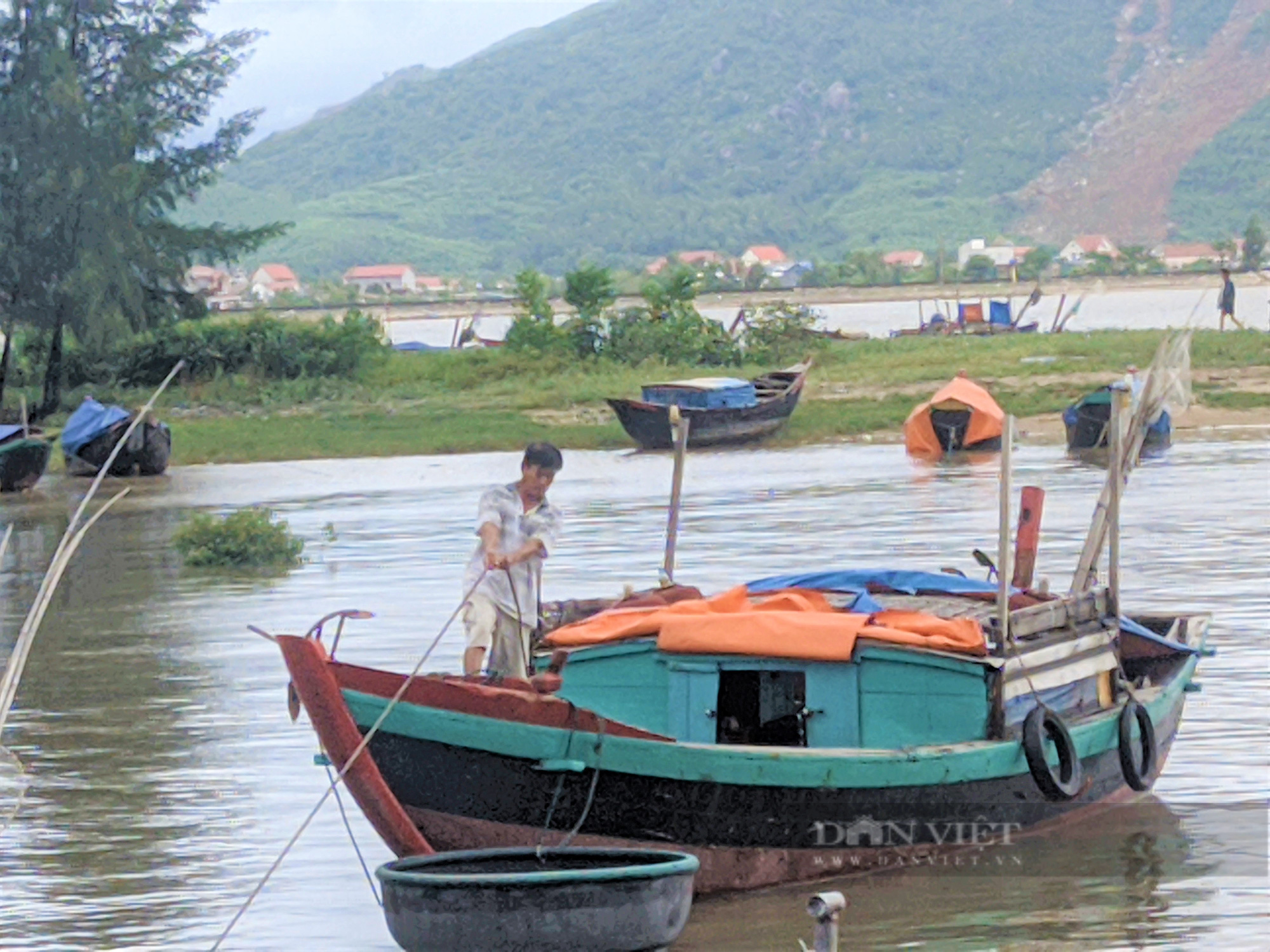 Ngư dân Hà Tĩnh khẩn trương đưa tàu, thuyền bờ chống bão Conson - Ảnh 2.