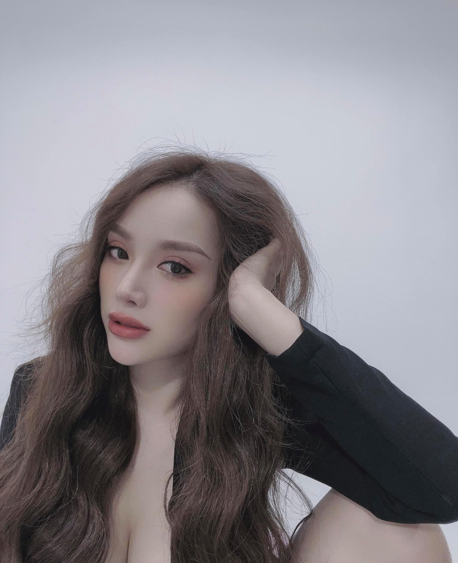 Bạn gái cũ của Vũ Văn Thanh vô tư &quot;lộ vòng 1&quot;, fan &quot;xịt máu mũi&quot; - Ảnh 2.