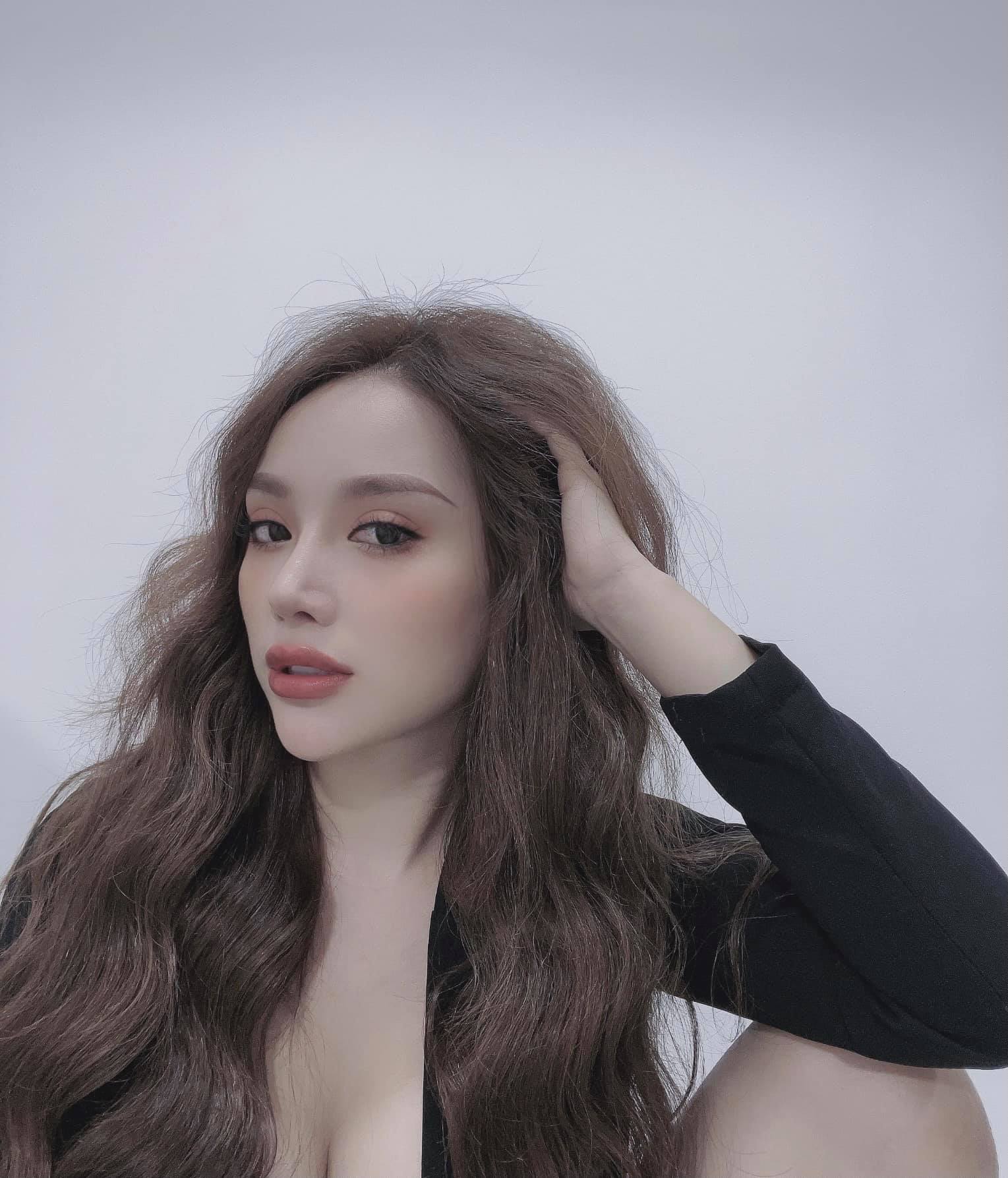 Bạn gái cũ của Vũ Văn Thanh vô tư &quot;lộ vòng 1&quot;, fan &quot;xịt máu mũi&quot; - Ảnh 4.