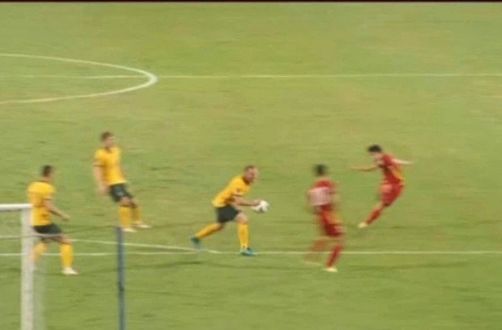 Tình huống giống hết ĐT Việt Nam, ĐT Nga hưởng... penalty - Ảnh 2.