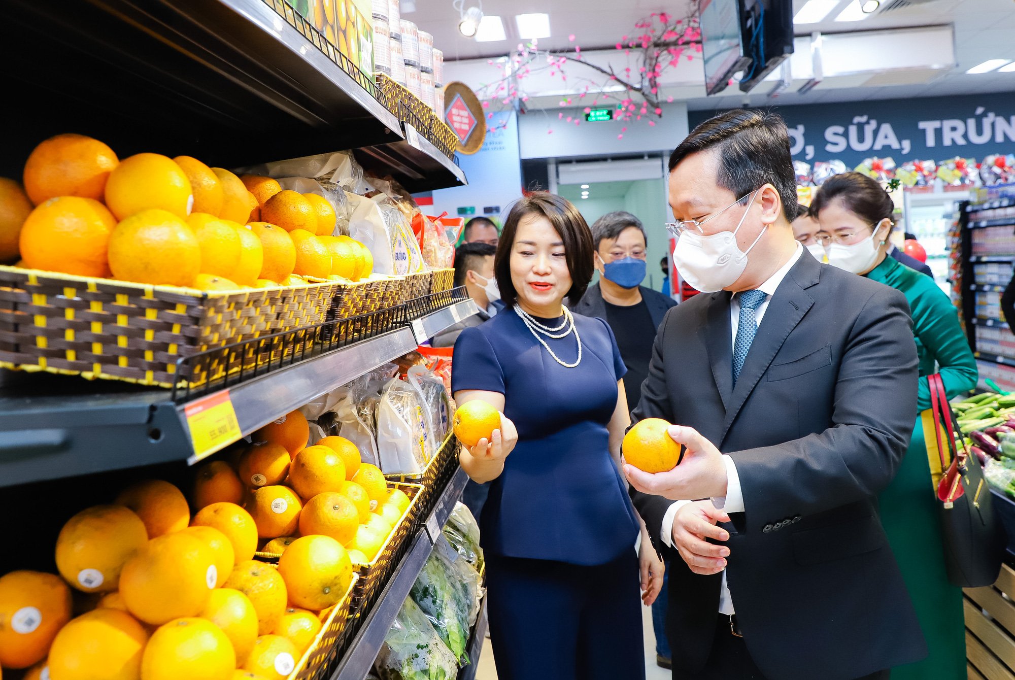 Khai mạc Tuần lễ cam Vinh và khai trương Siêu thị Winmart Vinh   - Ảnh 2.