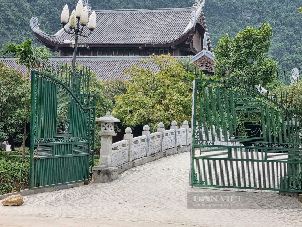 Ninh Bình: Khu du lịch sinh thái Tràng An bán vé trở lại - Ảnh 1.