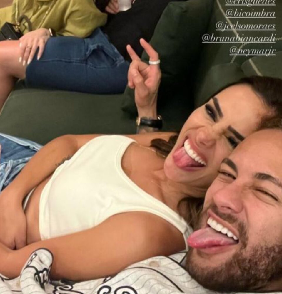 Neymar dẫn bạn gái mới về ra mắt gia đình - Ảnh 2.