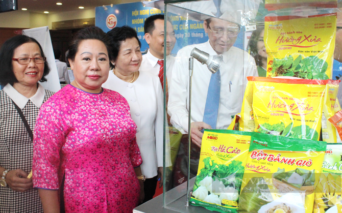 Các doanh nghiệp ngành lương thực thực phẩm tại hội chợ giới thiệu sản phẩm chủ lực TP.HCM trước dịch Covid-19. Ảnh: Nguyên Vỹ
