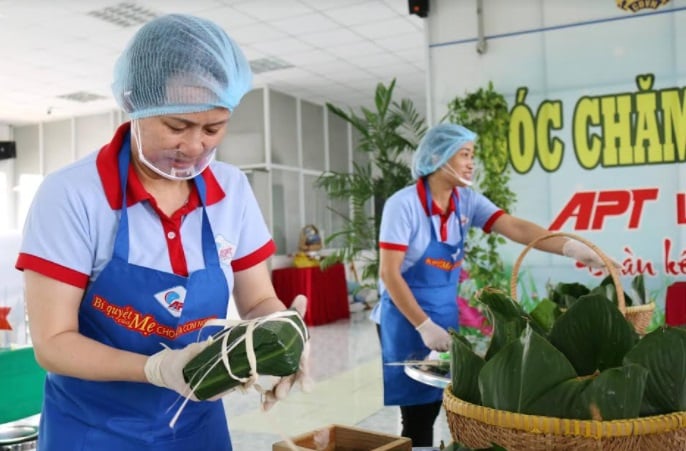 Công nhân vơi nỗi nhớ xa quê với các hoạt động gói bánh chưng, bánh tét ngay tại nhà máy - Ảnh 2.