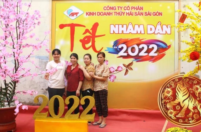 Công nhân vơi nỗi nhớ xa quê với các hoạt động gói bánh chưng, bánh tét ngay tại nhà máy - Ảnh 4.