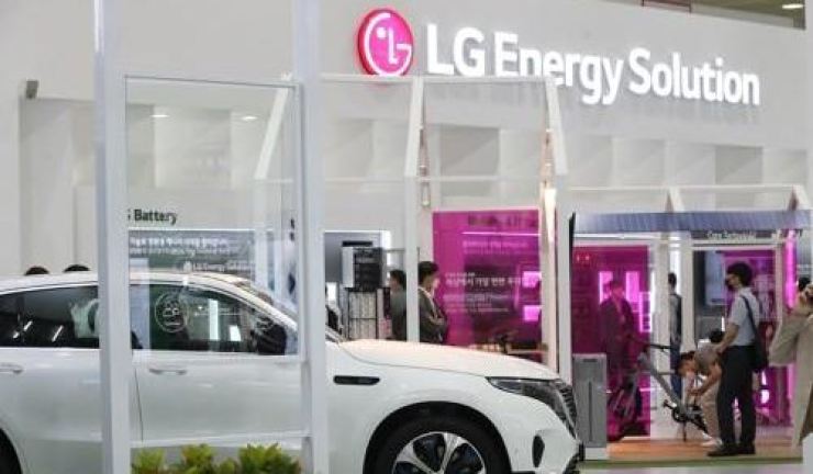 Cổ phiếu LG Energy Solution nhảy vọt trong lần đầu phát hành ra công chúng để trở thành công ty lớn thứ hai Hàn Quốc - Ảnh 1. Cổ phiếu LG Energy Solution nhảy vọt trong lần đầu phát hành ra công chúng để trở thành công ty lớn thứ hai Hàn Quốc - Ảnh 1.