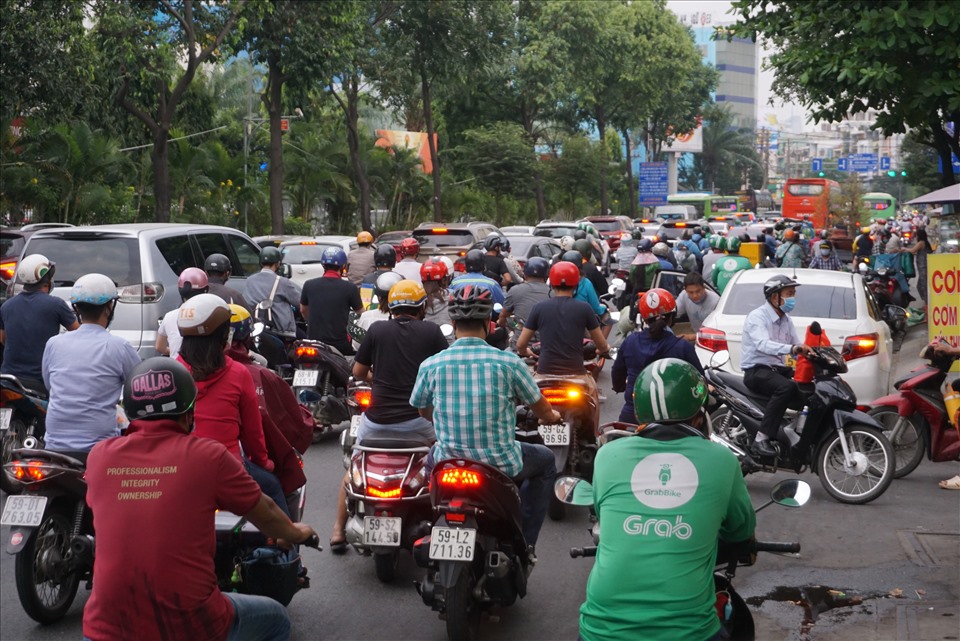 Cận Tết, TP.HCM mở đợt cao điểm xử lý xe dù, xe du lịch &quot;trá hình&quot; - Ảnh 3.