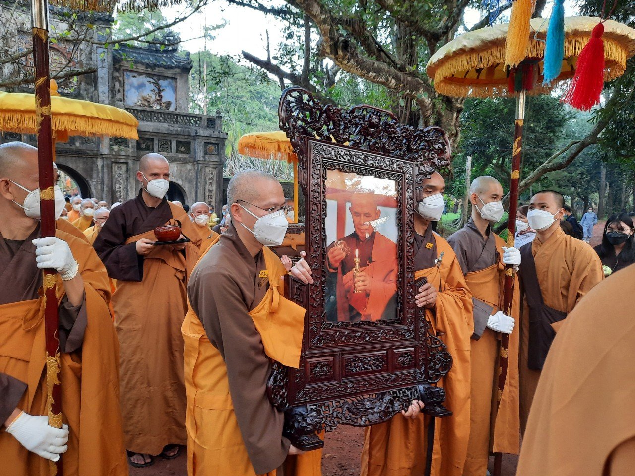 Hàng nghìn người đưa tiễn Thiền sư Thích Nhất Hạnh  - Ảnh 5.