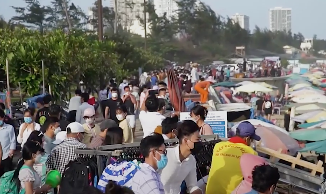 Bà Rịa - Vũng Tàu: Khách dành 4 ngày nghỉ để chen chúc tắm biển sau nhiều tháng dài du lịch &quot;ngủ đông&quot; - Ảnh 3.