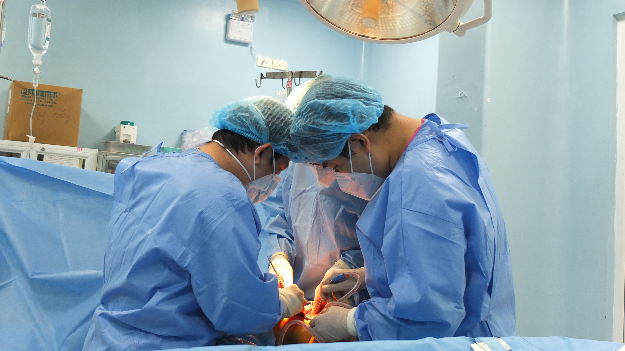 Dùng màng ngoài tim bò cứu người bệnh thủng động mạch chủ - Ảnh 1.