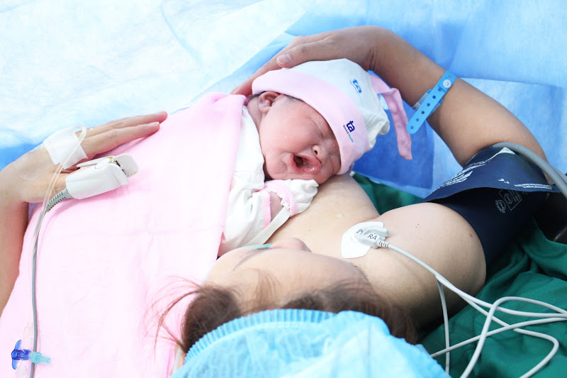 Bé gái chào đời đúng giây phút đầu năm mới, nối dài &quot;kỳ tích&quot; của gia đình - Ảnh 4.