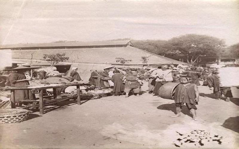 Thương trường Sài Gòn thời bị “xử chém nếu buôn bán với nước ngoài” - Ảnh 1.