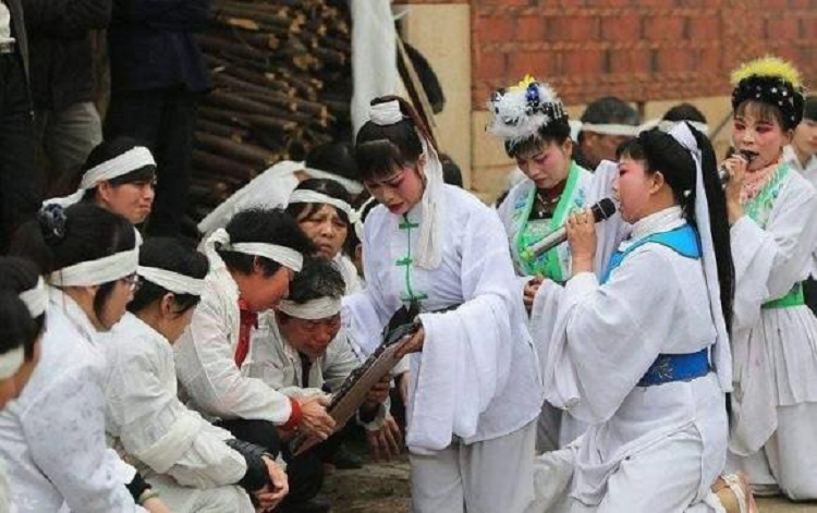 Khi một người chết đi, có hai di vật cần đốt - Ảnh 4.