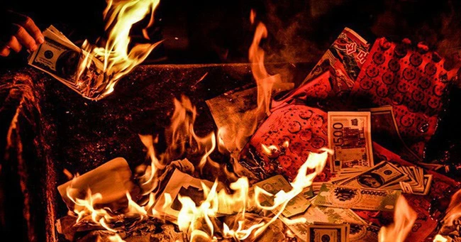 Khi một người chết đi, có hai di vật cần đốt - Ảnh 7.