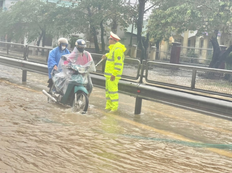 TT-Huế: Quốc lộ 1A ngập hàng trăm mét, thủy điện nhận lệnh tăng lưu lượng xả nước - Ảnh 3.