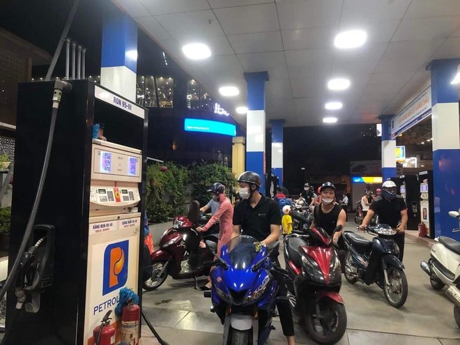Gần 100 cửa hàng xăng dầu đóng cửa, nửa đêm quản lý thị trường đe rút giấy phép - Ảnh 1.