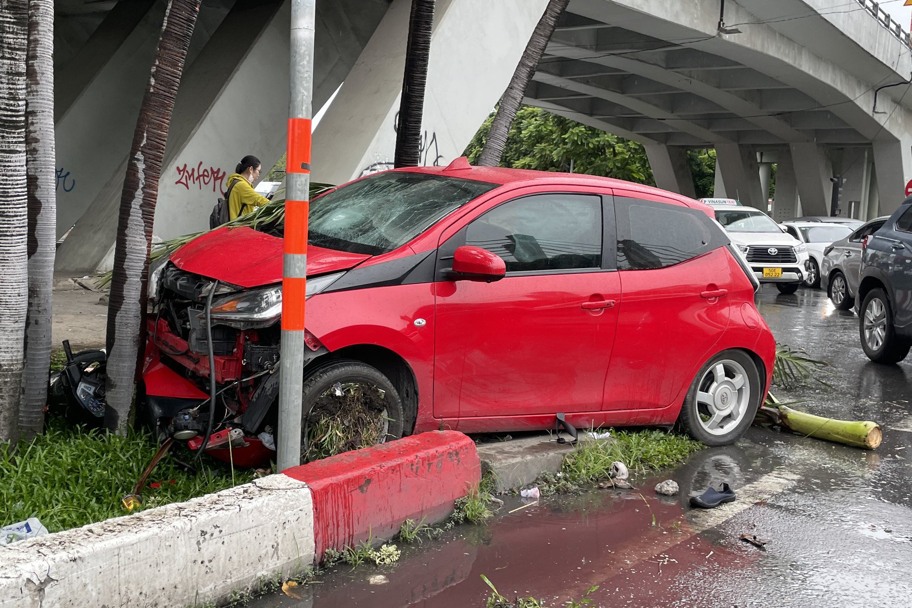 TP.HCM: Ô tô va chạm với xe máy kéo lê nạn nhân nhập viện cấp cứu - Ảnh 1.