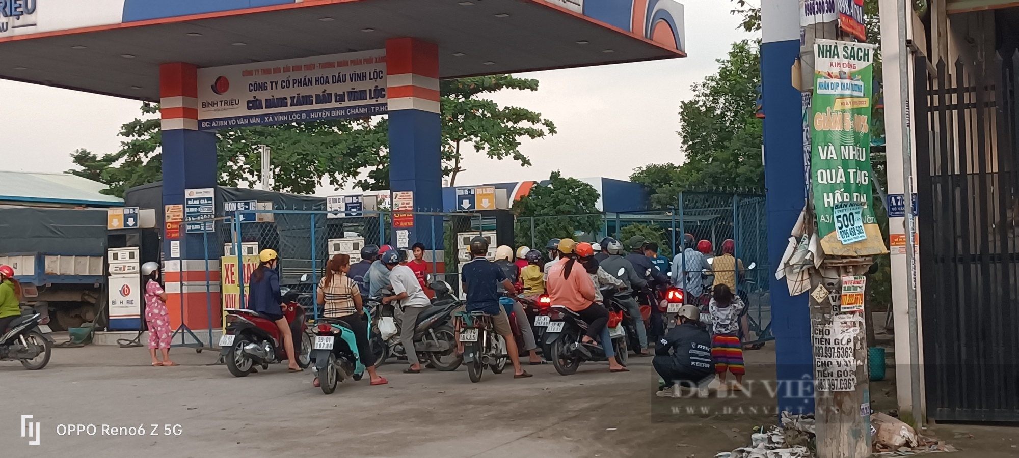 Sáng nay, người dân vẫn xếp hàng đông nghẹt chờ... đổ xăng - Ảnh 2.