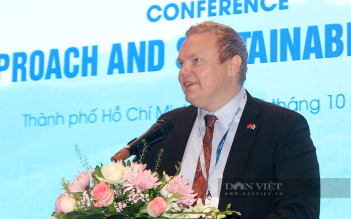 Ông Antti Kurvinen – Bộ trưởng Bộ Nông lâm nghiệp Phần Lan chia sẻ kinh nghiệm quản lý rừng bền vững. Ảnh: Trần Khánh