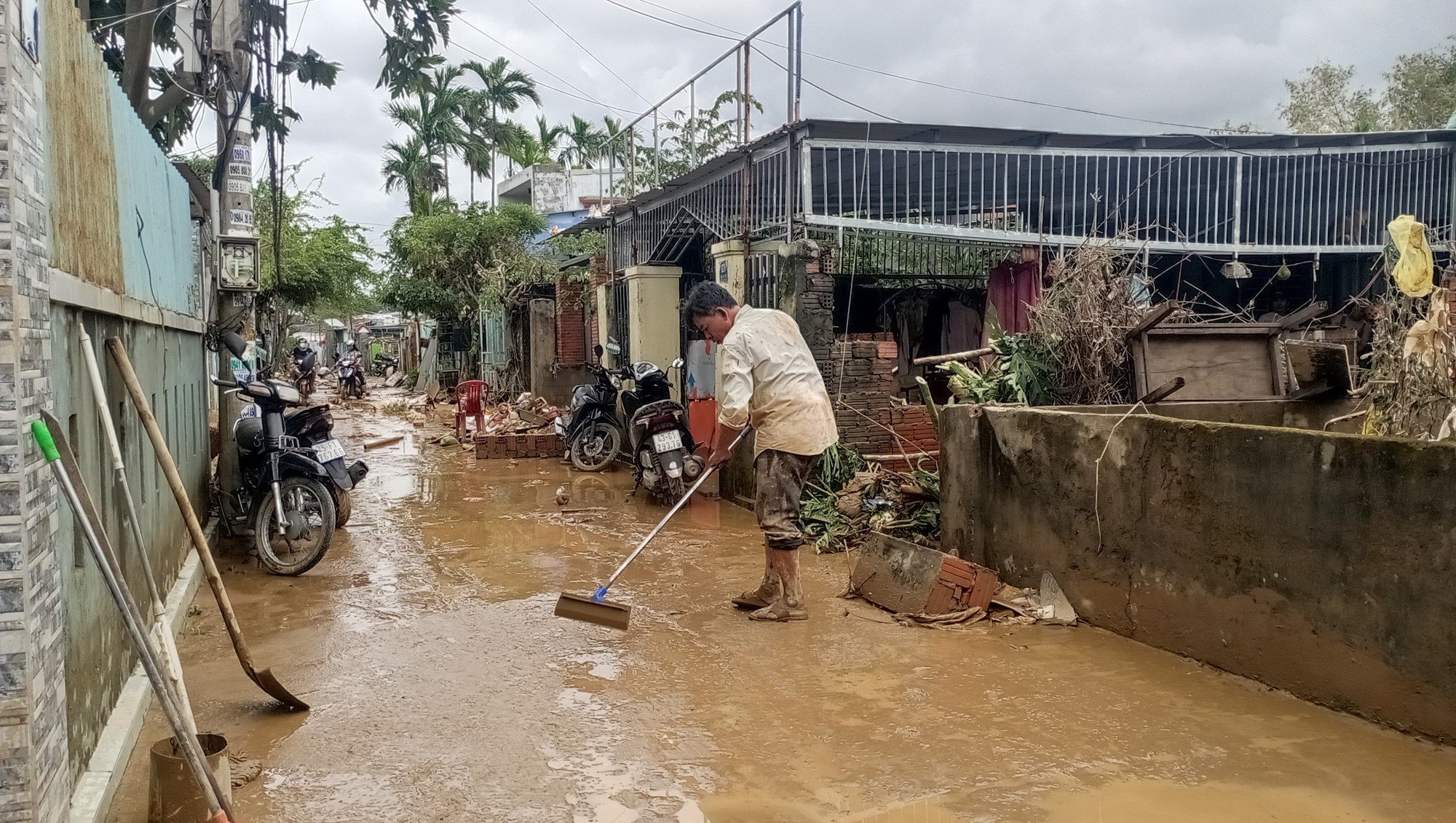 Người dân Đà Nẵng kinh hoàng nhớ lại cảnh chạy lũ trong đêm - Ảnh 3.