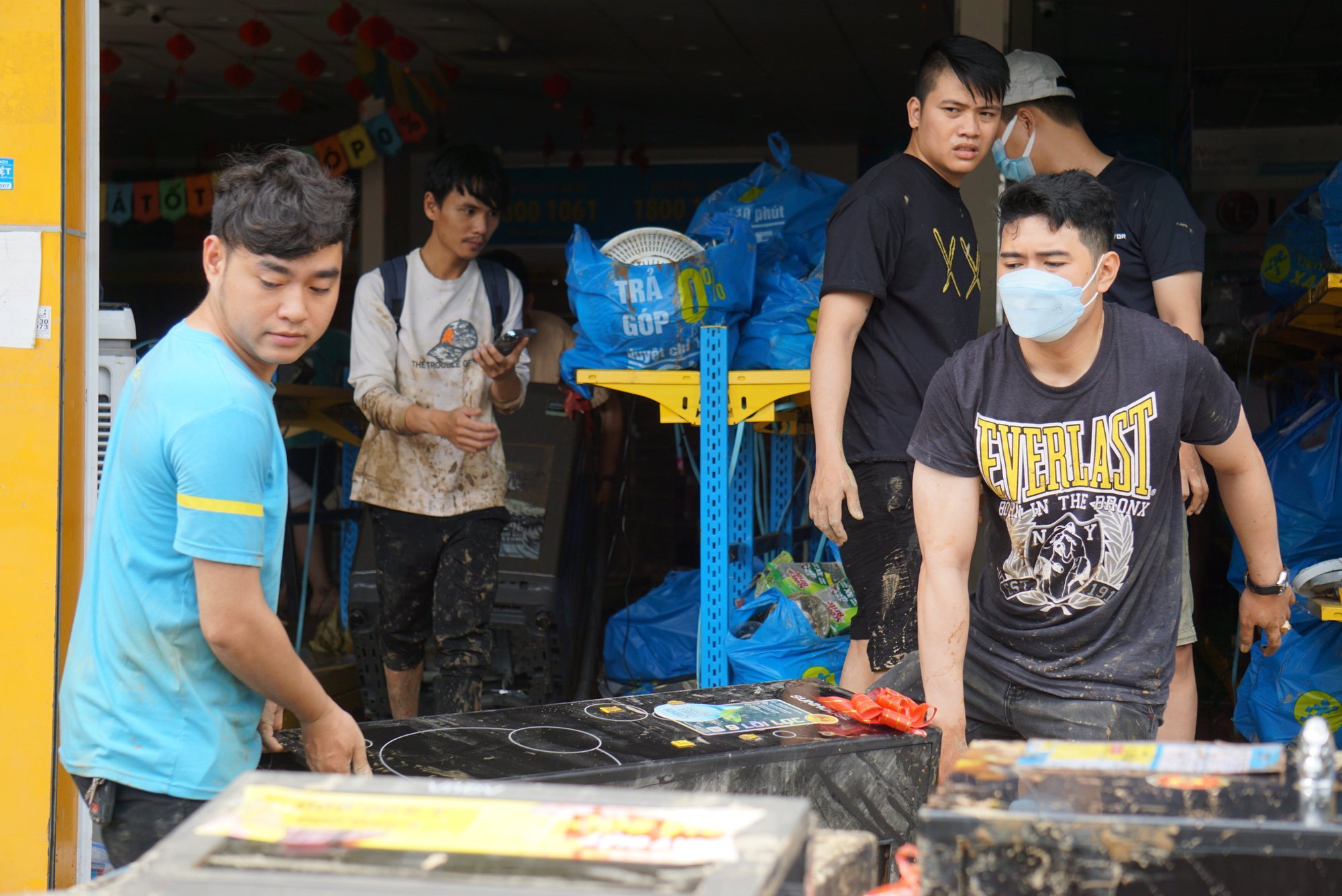 Người dân Đà Nẵng kinh hoàng nhớ lại cảnh chạy lũ trong đêm - Ảnh 4.